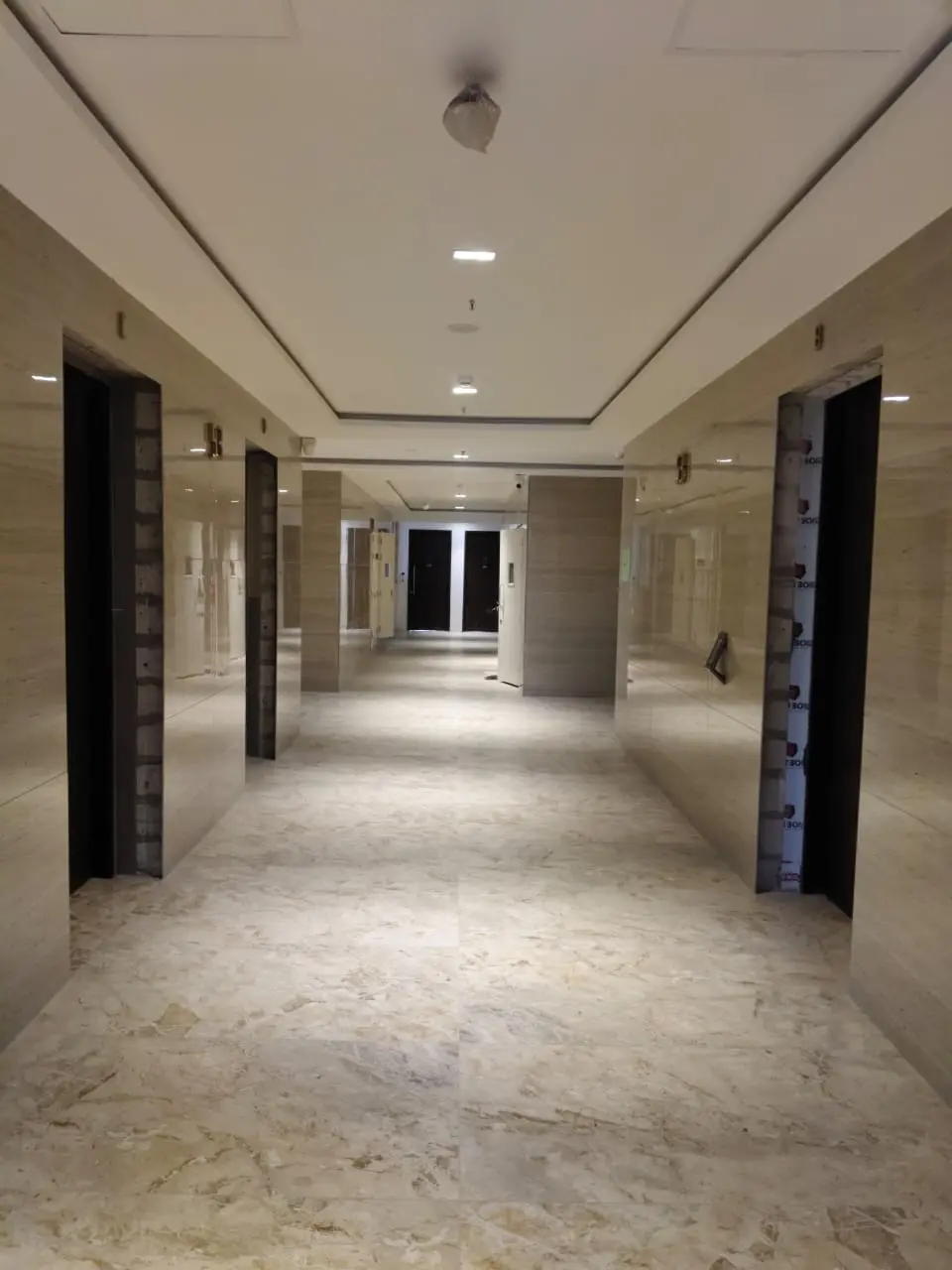 Monte South: A lift lobby